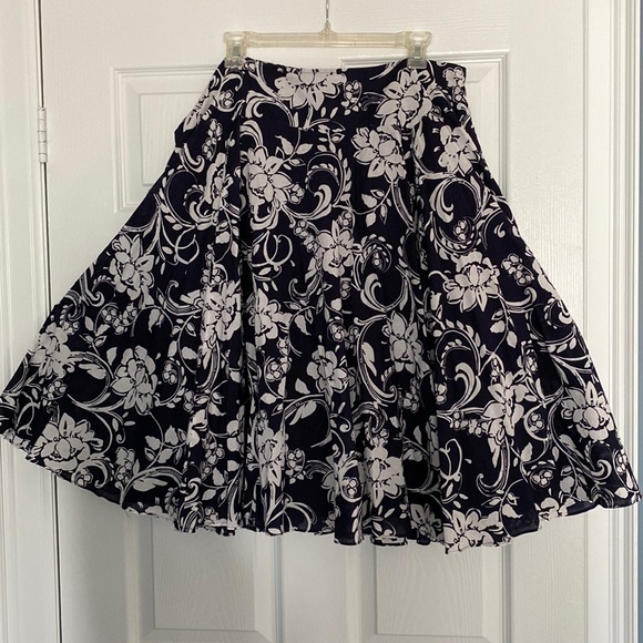 ⭐️ Host Pick ⭐️ NWT - Navy/White Floral A Line Skirt - Picture 1 of 10